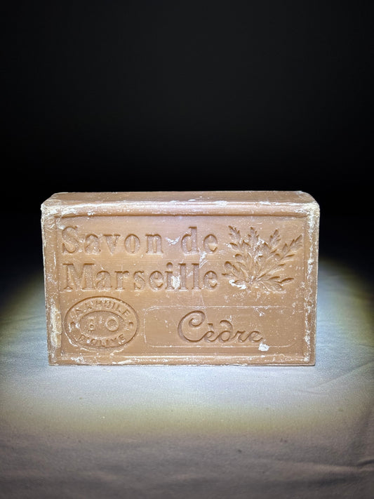 Savon de Marseille au Cèdre – Boisée & Apaisante | Peaux Sensibles